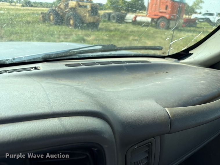 image for item EX0030 2000 GMC Sierra 1500 pickup truck