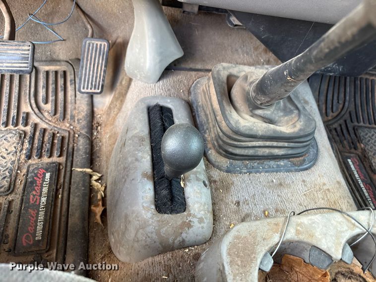 image for item EX0030 2000 GMC Sierra 1500 pickup truck