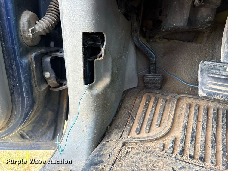 image for item EX0030 2000 GMC Sierra 1500 pickup truck