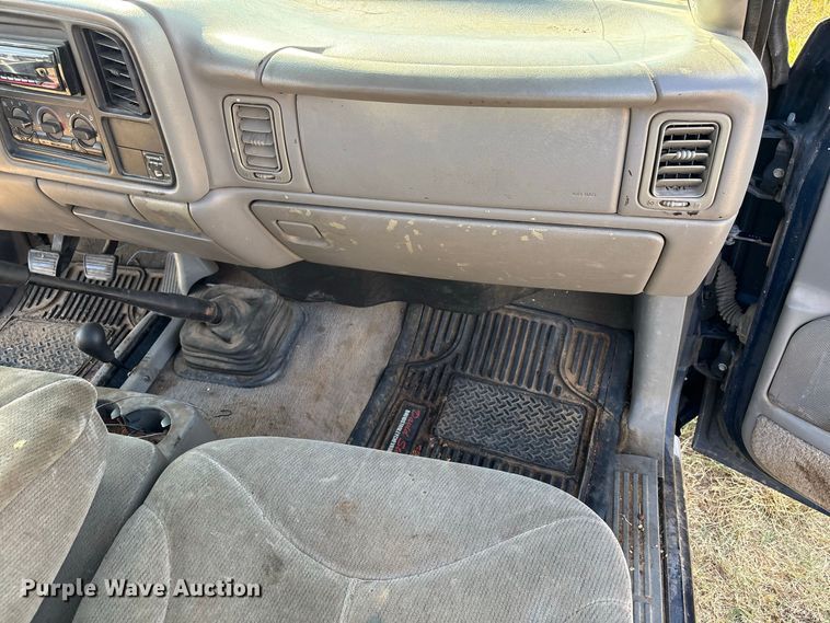 image for item EX0030 2000 GMC Sierra 1500 pickup truck