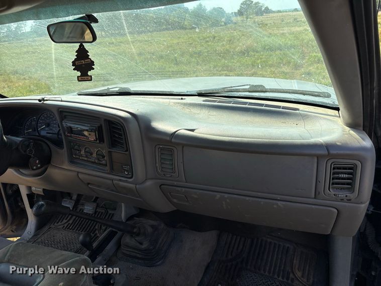 image for item EX0030 2000 GMC Sierra 1500 pickup truck