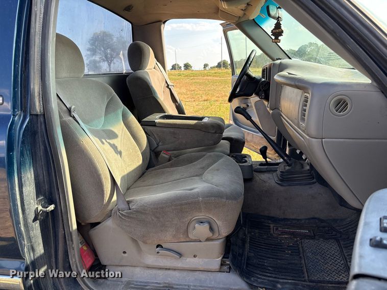 image for item EX0030 2000 GMC Sierra 1500 pickup truck
