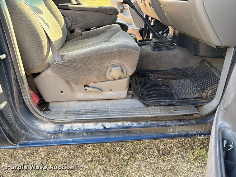 image for item EX0030 2000 GMC Sierra 1500 pickup truck
