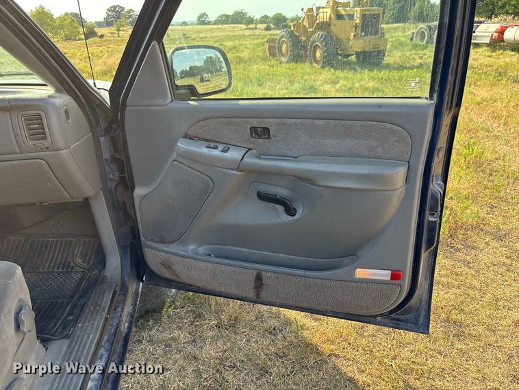 image for item EX0030 2000 GMC Sierra 1500 pickup truck