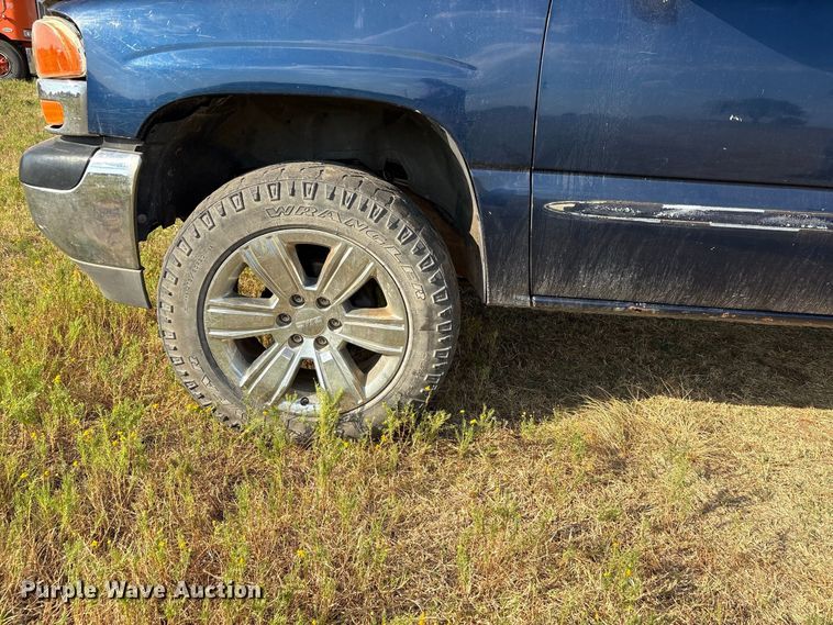 image for item EX0030 2000 GMC Sierra 1500 pickup truck