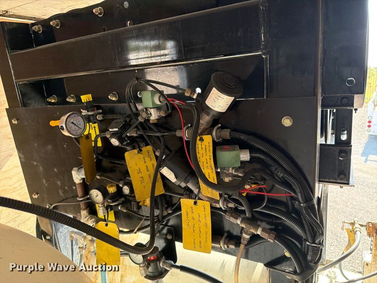 image for item FB5036 2011 Ford F-650 Super Duty utility / service truck