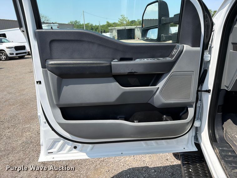 image for item FB5040 2023 Ford F550 super duty Crew Cab truck cab and chassis