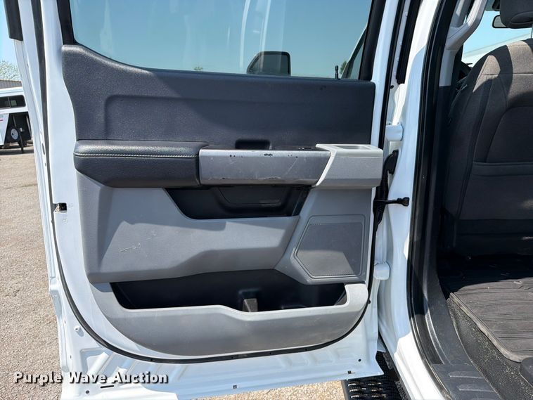 image for item FB5040 2023 Ford F550 super duty Crew Cab truck cab and chassis
