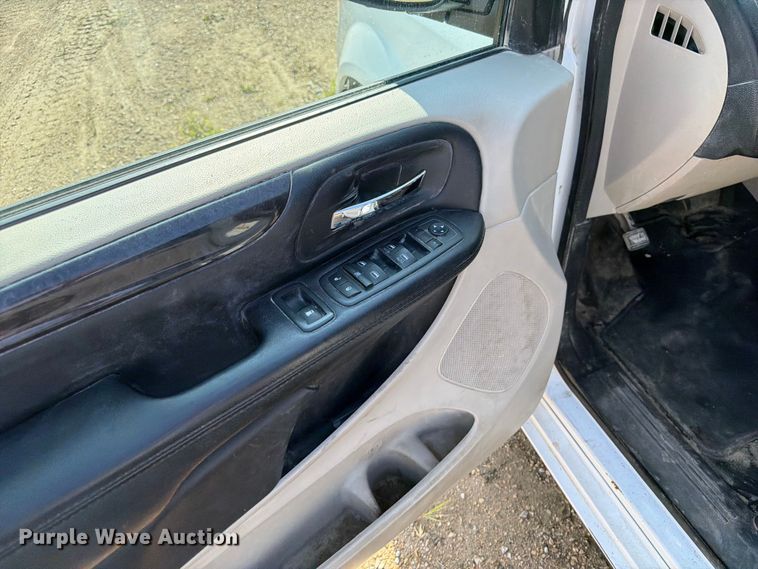 image for item FB5893 2019 Dodge Grand Caravan van