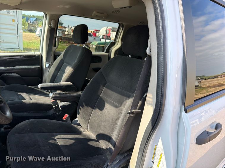 image for item FB5893 2019 Dodge Grand Caravan van