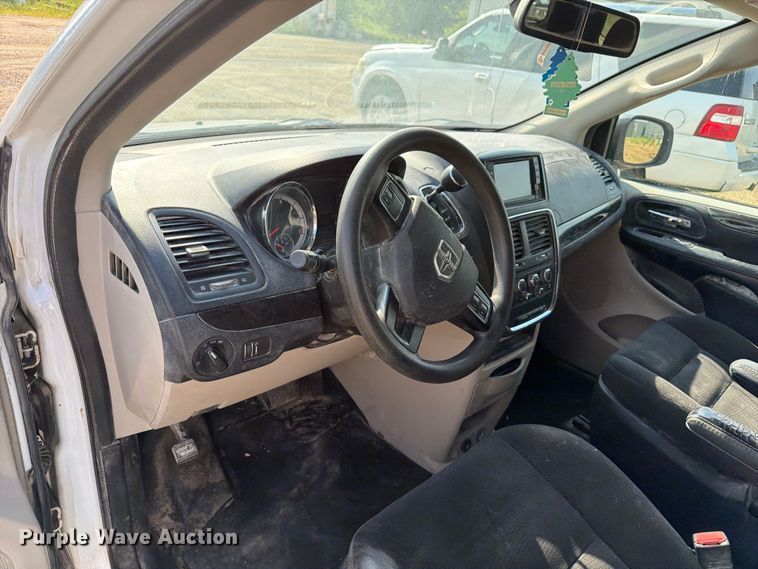 image for item FB5893 2019 Dodge Grand Caravan van