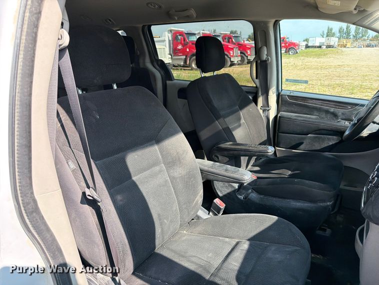 image for item FB5893 2019 Dodge Grand Caravan van