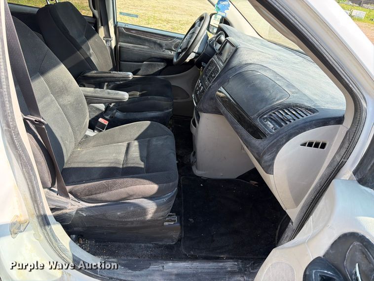 image for item FB5893 2019 Dodge Grand Caravan van