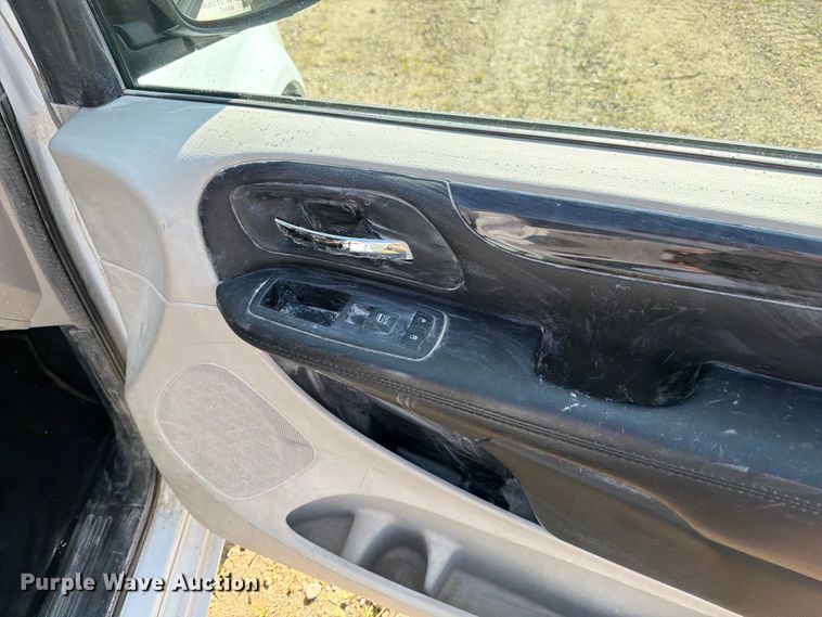 image for item FB5893 2019 Dodge Grand Caravan van