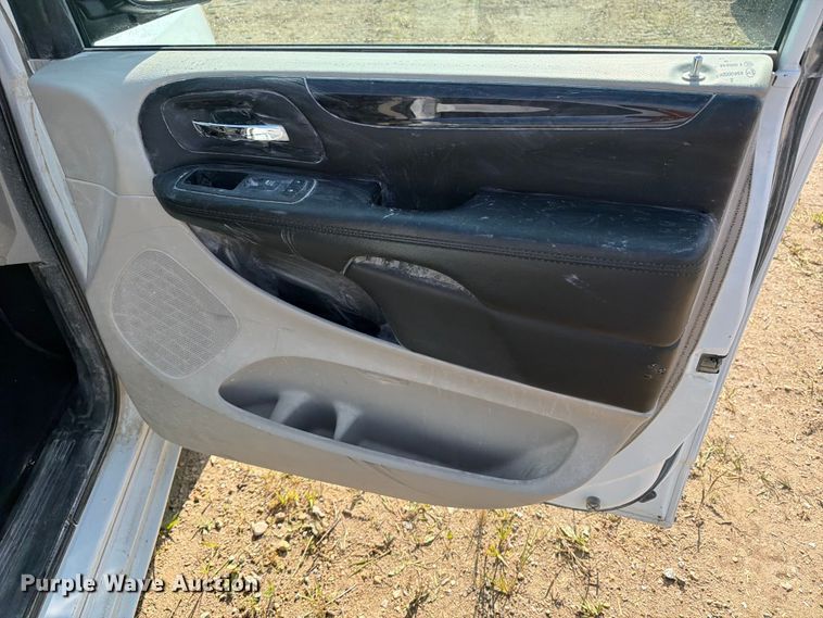 image for item FB5893 2019 Dodge Grand Caravan van