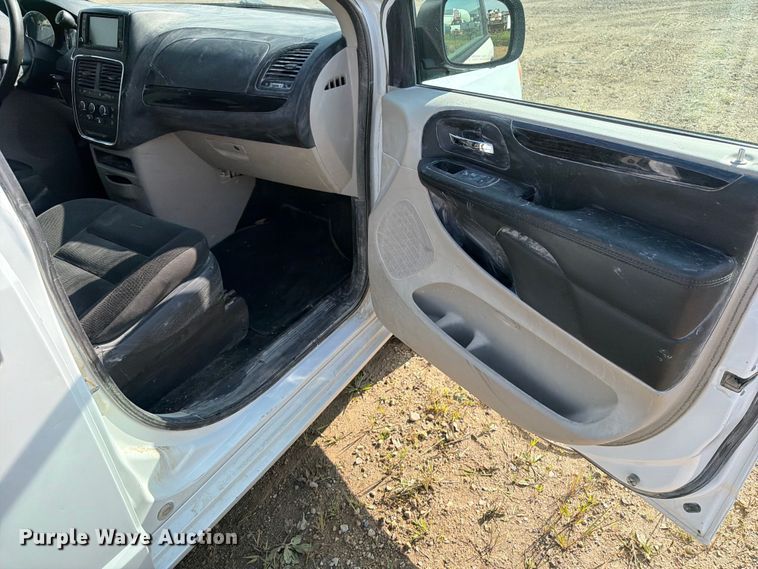 image for item FB5893 2019 Dodge Grand Caravan van