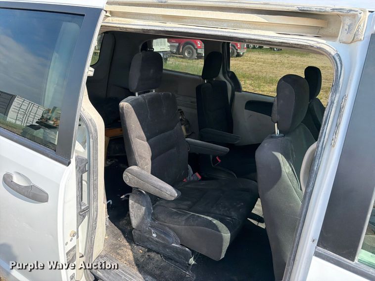 image for item FB5893 2019 Dodge Grand Caravan van