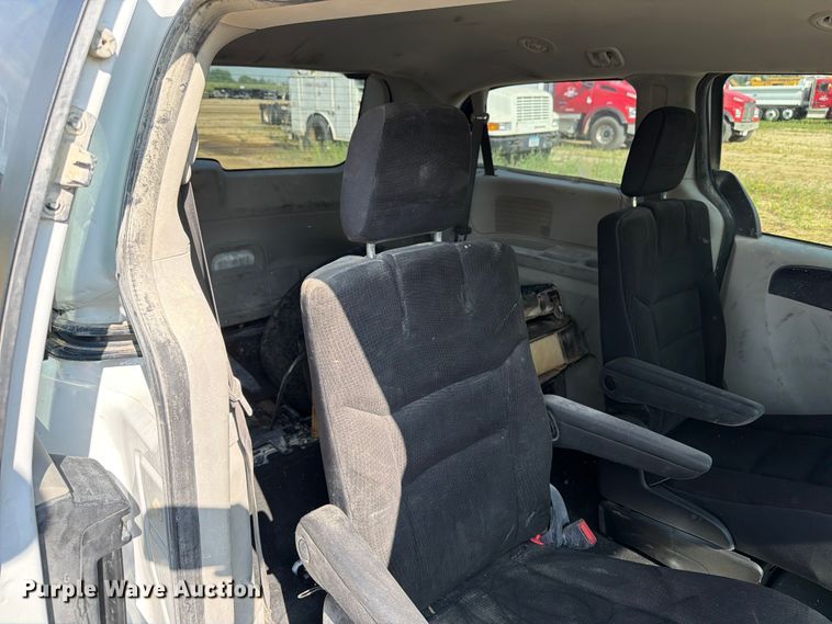 image for item FB5893 2019 Dodge Grand Caravan van