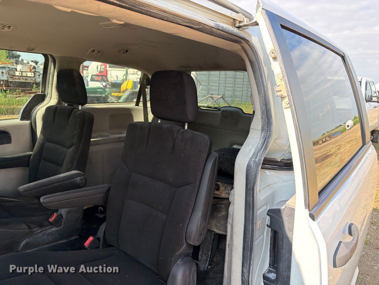 image for item FB5893 2019 Dodge Grand Caravan van