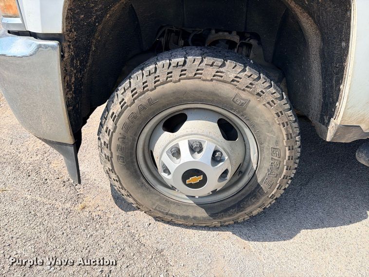 image for item FB8285 2016 Chevrolet Silverado 3500HD utility bed pickup truck