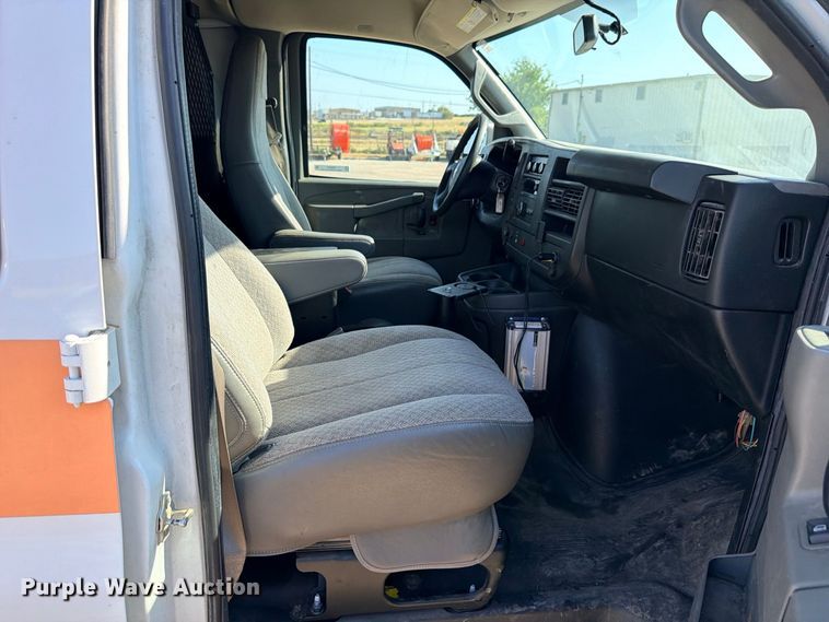 image for item FB8287 2017 Chevrolet Express 2500 van