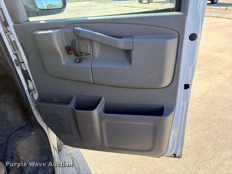 image for item FB8287 2017 Chevrolet Express 2500 van