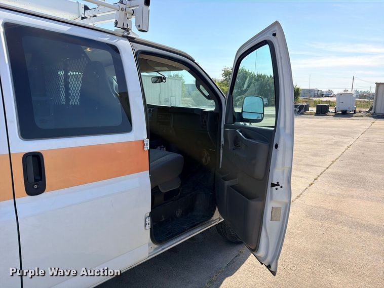 image for item FB8287 2017 Chevrolet Express 2500 van