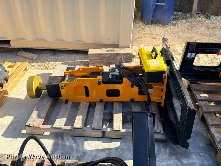 image for item FB8296 2026 Giyi D680 skid steer post driver