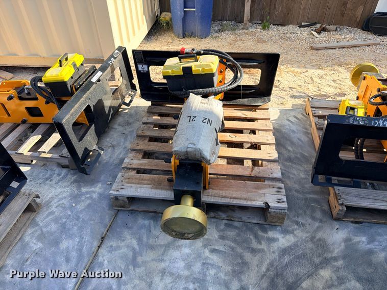 image for item FB8297 2026 Giyi D680 skid steer post driver