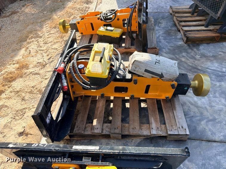 image for item FB8297 2026 Giyi D680 skid steer post driver