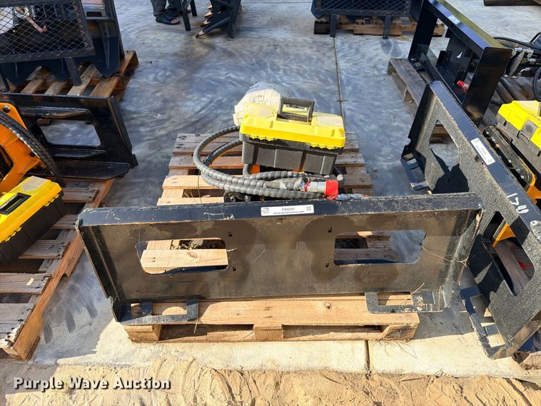 image for item FB8297 2026 Giyi D680 skid steer post driver