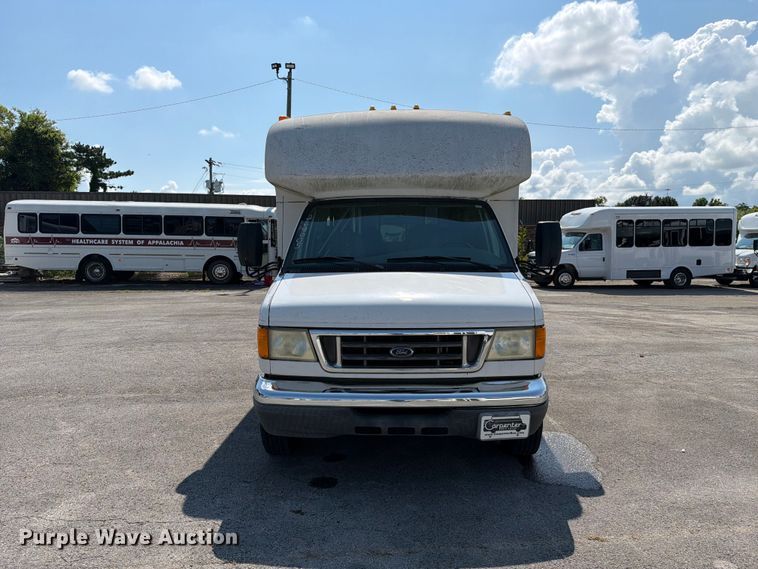 image for item FC3267 2005 Starcraft Ford E450 Super Duty shuttle bus