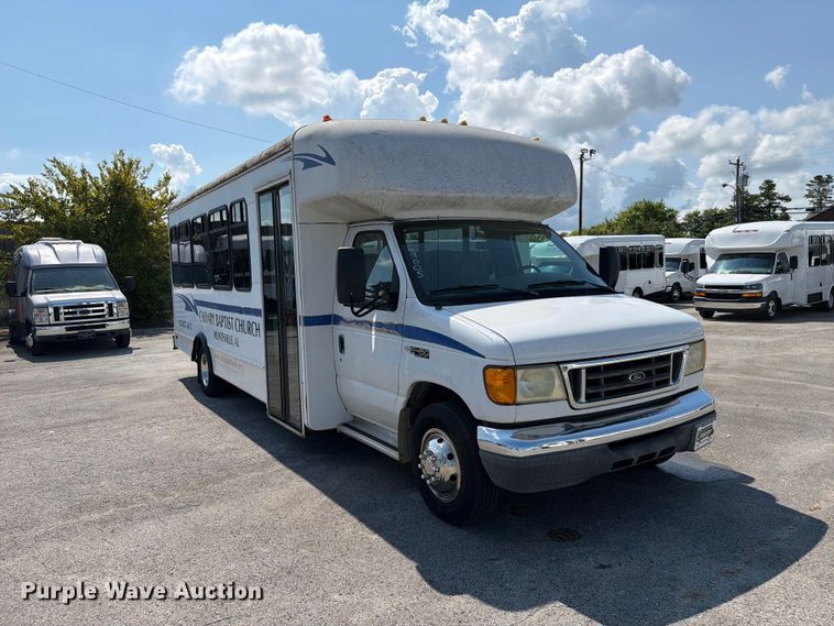 image for item FC3267 2005 Starcraft Ford E450 Super Duty shuttle bus