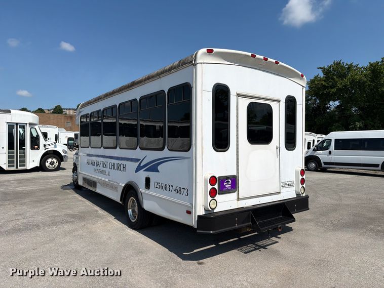image for item FC3267 2005 Starcraft Ford E450 Super Duty shuttle bus