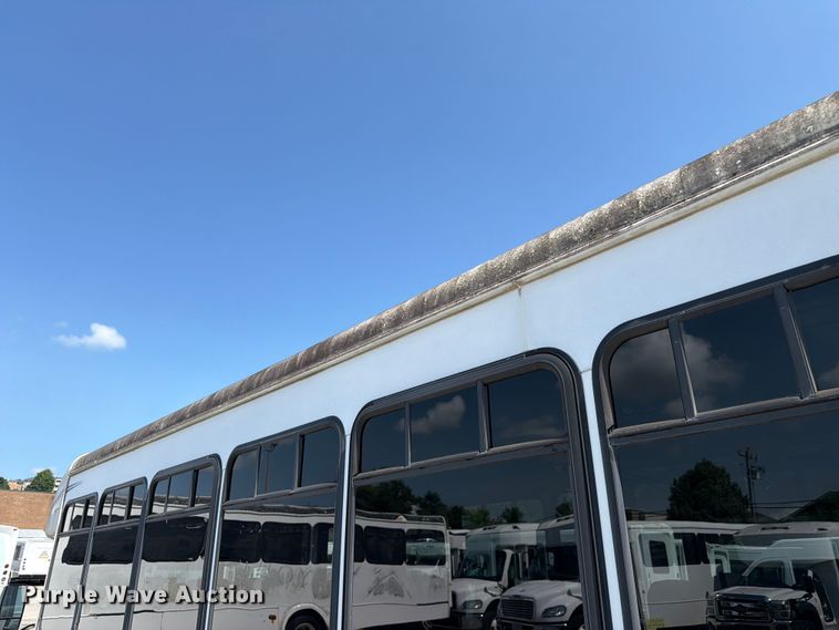 image for item FC3267 2005 Starcraft Ford E450 Super Duty shuttle bus