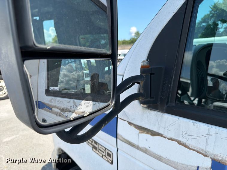 image for item FC3267 2005 Starcraft Ford E450 Super Duty shuttle bus