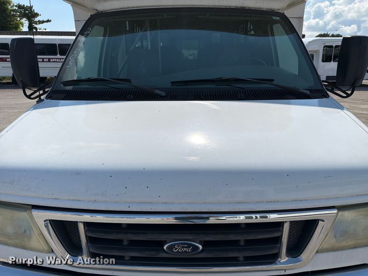 image for item FC3267 2005 Starcraft Ford E450 Super Duty shuttle bus