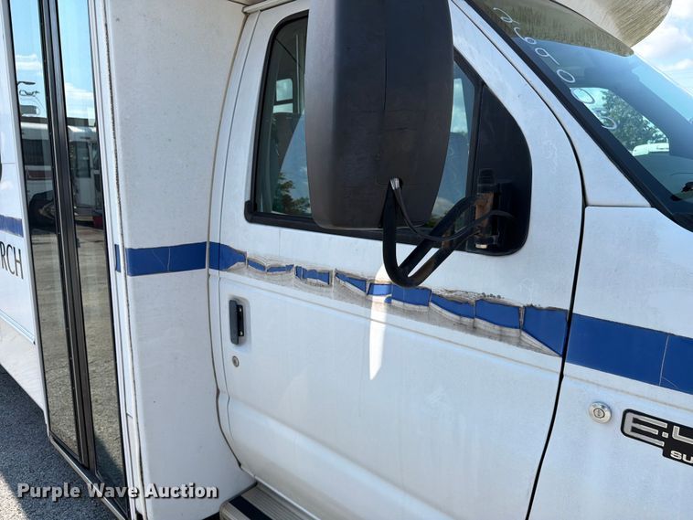 image for item FC3267 2005 Starcraft Ford E450 Super Duty shuttle bus