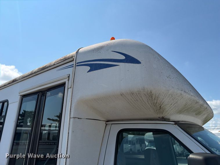 image for item FC3267 2005 Starcraft Ford E450 Super Duty shuttle bus