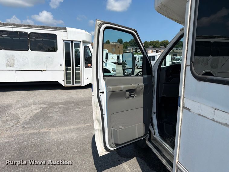 image for item FC3267 2005 Starcraft Ford E450 Super Duty shuttle bus