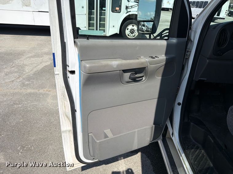 image for item FC3267 2005 Starcraft Ford E450 Super Duty shuttle bus