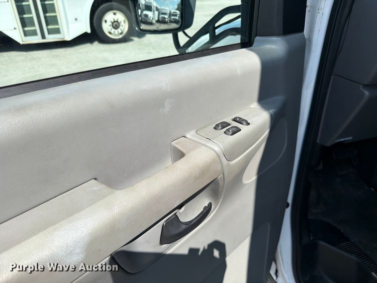 image for item FC3267 2005 Starcraft Ford E450 Super Duty shuttle bus