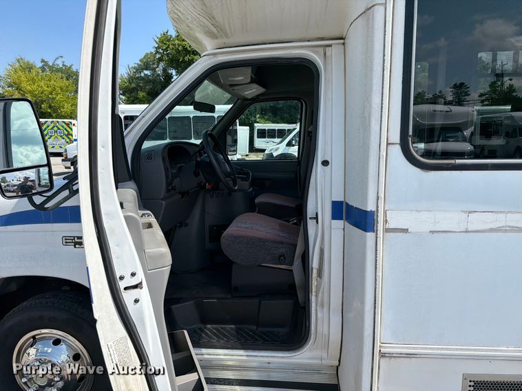 image for item FC3267 2005 Starcraft Ford E450 Super Duty shuttle bus