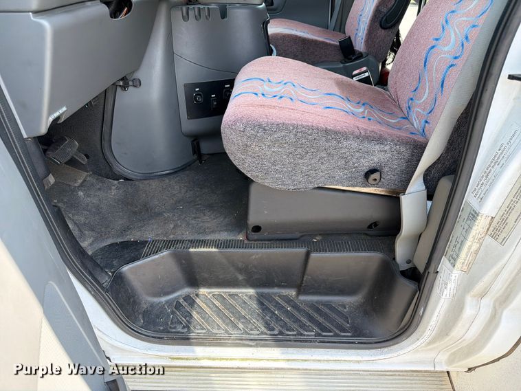 image for item FC3267 2005 Starcraft Ford E450 Super Duty shuttle bus