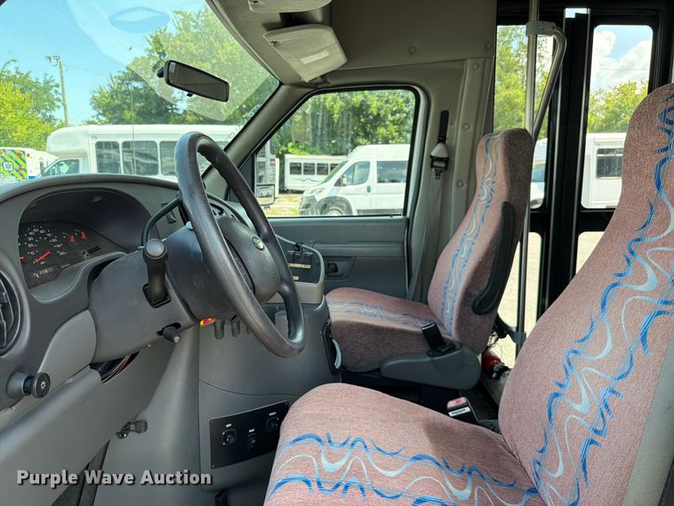 image for item FC3267 2005 Starcraft Ford E450 Super Duty shuttle bus