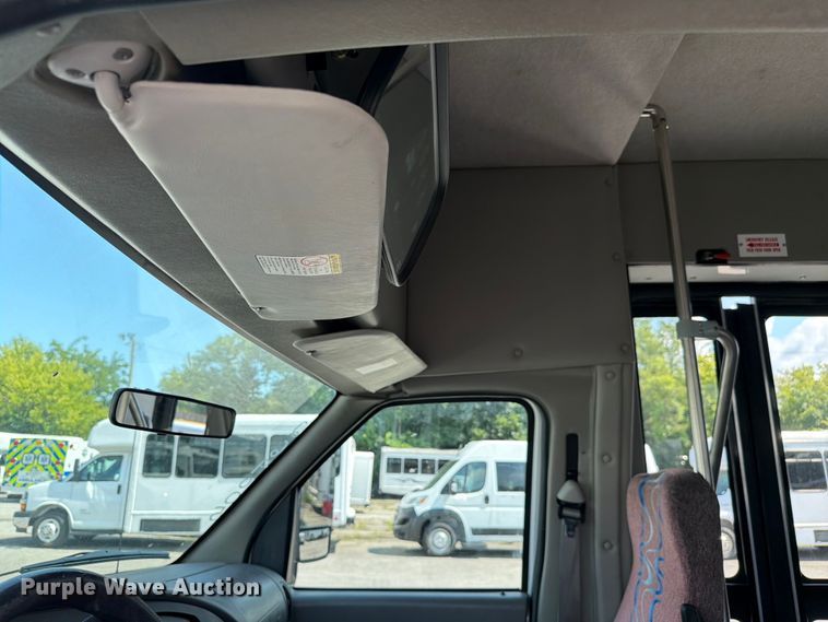image for item FC3267 2005 Starcraft Ford E450 Super Duty shuttle bus