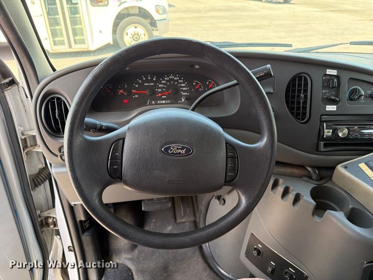 image for item FC3267 2005 Starcraft Ford E450 Super Duty shuttle bus