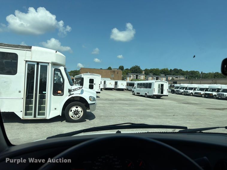 image for item FC3267 2005 Starcraft Ford E450 Super Duty shuttle bus