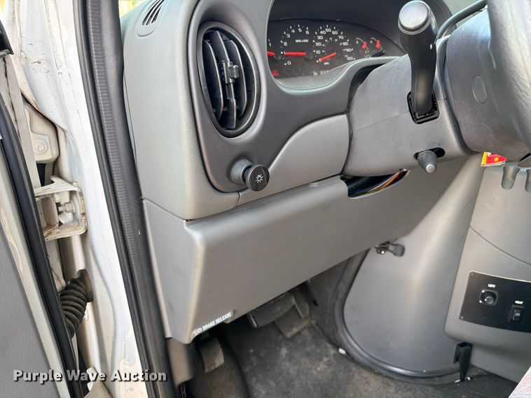 image for item FC3267 2005 Starcraft Ford E450 Super Duty shuttle bus