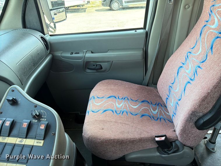 image for item FC3267 2005 Starcraft Ford E450 Super Duty shuttle bus